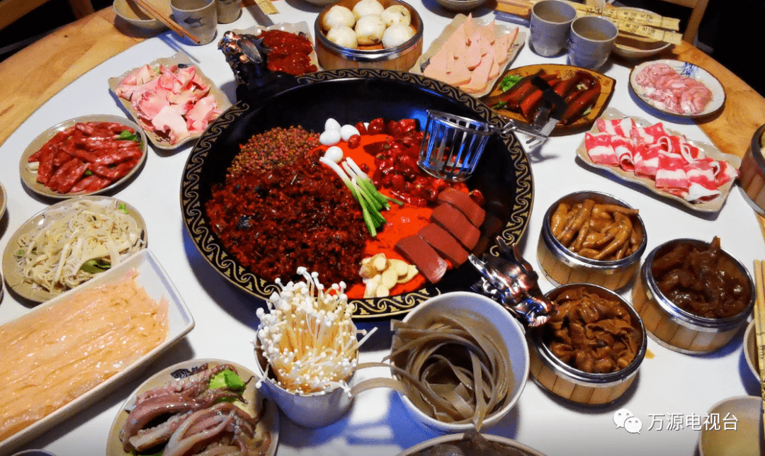 万源的朋友约起一起去吃被朋友圈刷屏的火锅