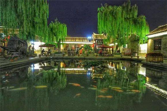 "小溪流过家家户户,家家泉水赛江南.