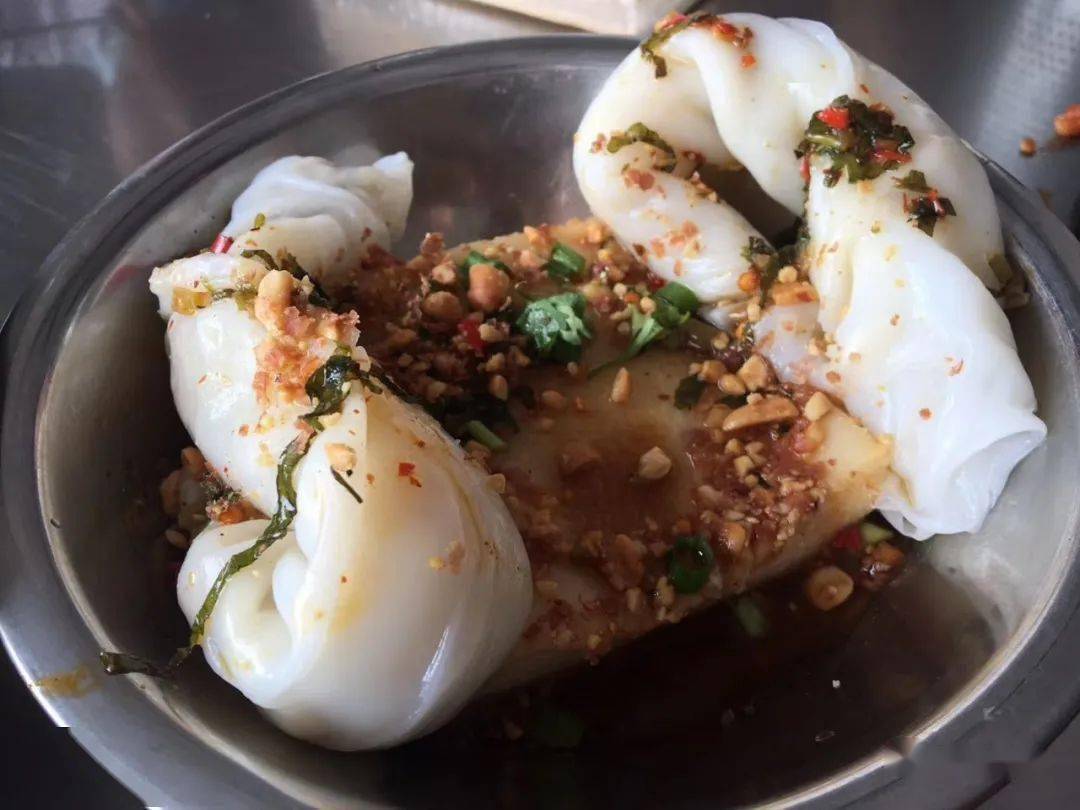 店里不仅有酸粉,还有卷筒粉,盐糕,芋头糕,瓦煲粉