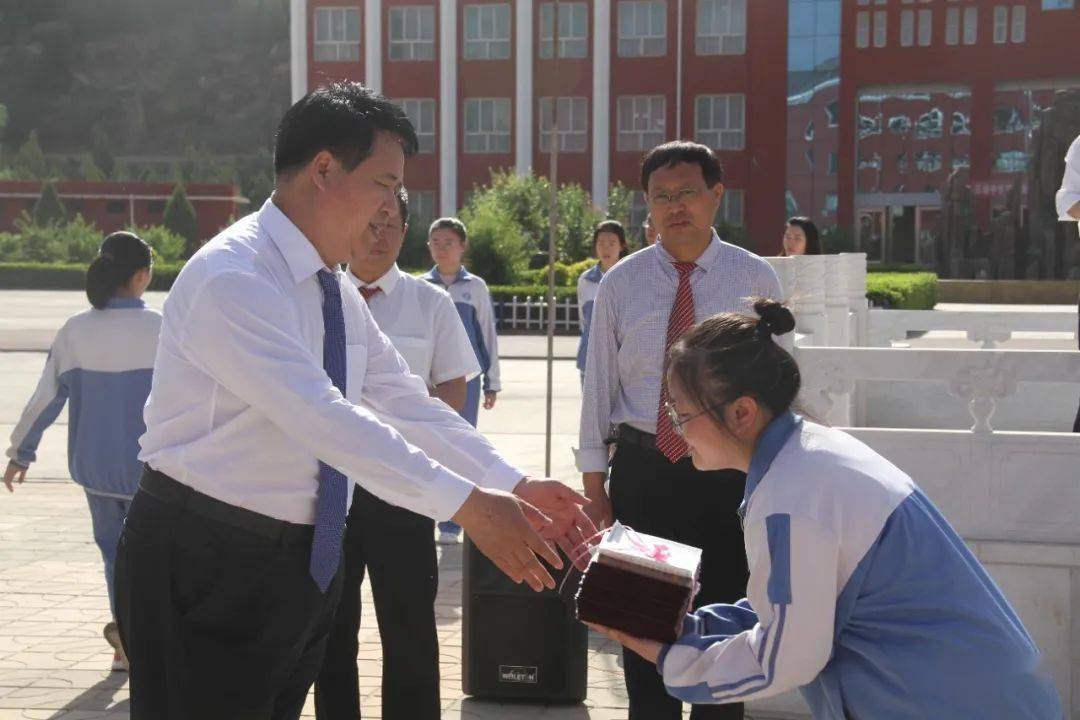 微石楼石楼中学举行2020届高三毕业典礼