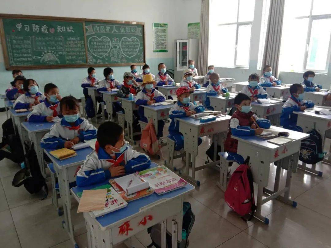 甘肃省庆阳市西峰区温泉镇地庄小学物资发放活动