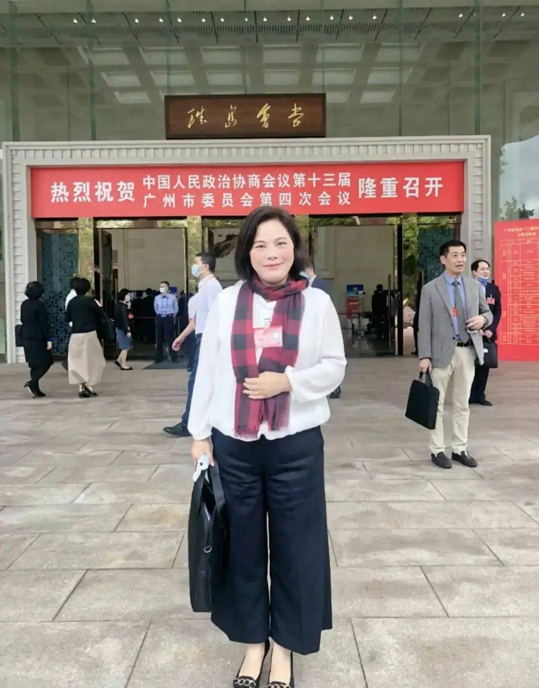 贺惠芬委员民办教育发挥着四梁八柱的支柱作用