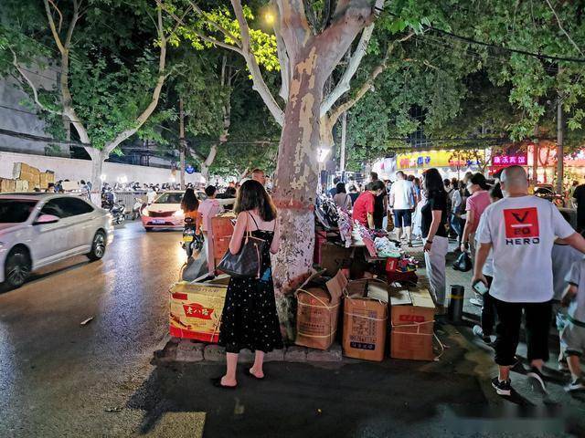 鄭州最大的地攤夜市:美女邊直播邊擺攤,真會日入過萬嗎