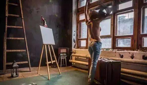 捷克布拉格一名女画家tanya,不仅容貌美丽,她作画的方式不是运用传统
