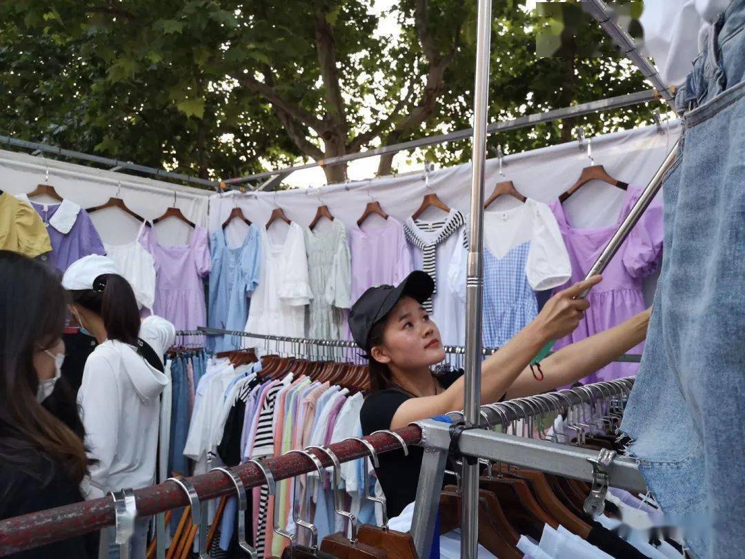 人嘛,闲着就容易懈怠,现在我每晚在夜市摊上卖服装,每晚5点半出摊忙到