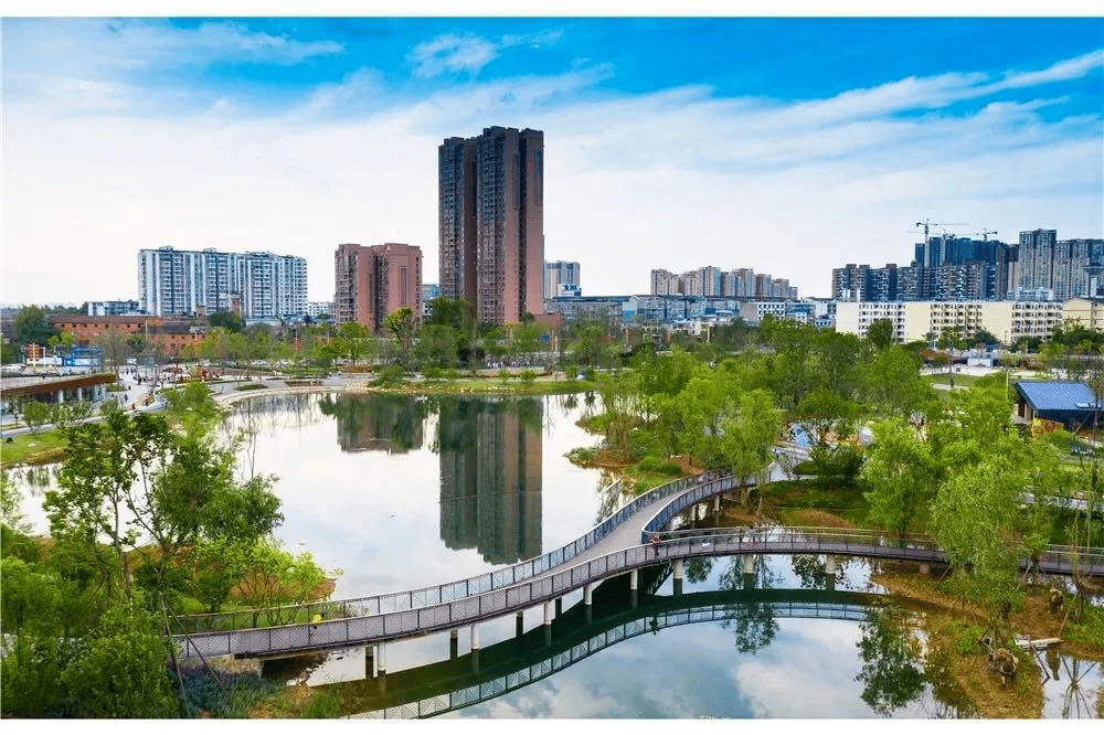 其中,龍泉驛區的驛馬河公園,東風渠公園,東安湖公園,洛帶溪公園就是