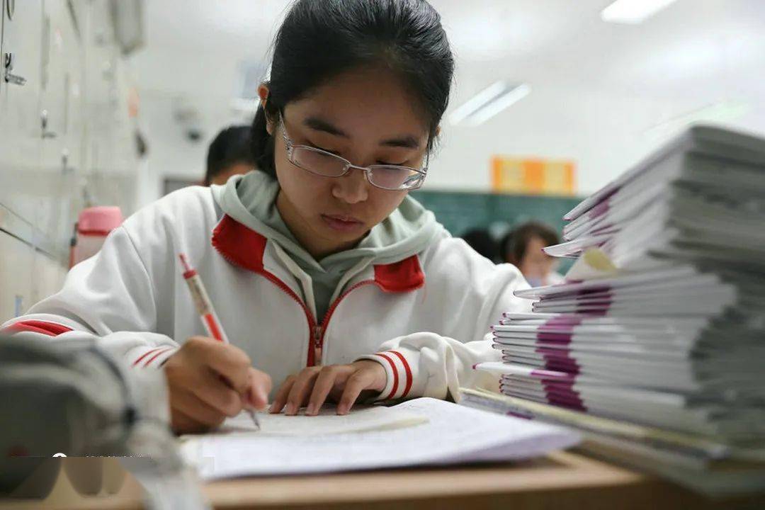 高考进入倒计时莘莘学子争分夺秒