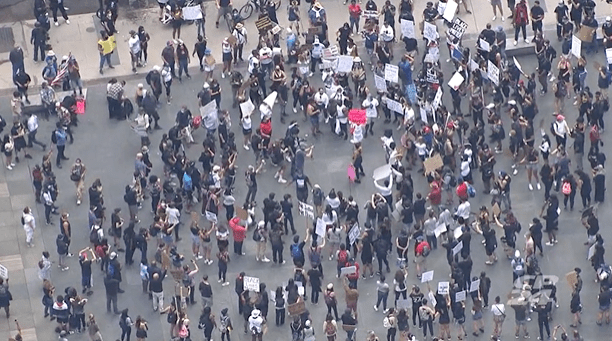 加拿大各地爆发游行 队伍庞大却很平和有序 还在现场发口罩洗手液 示威