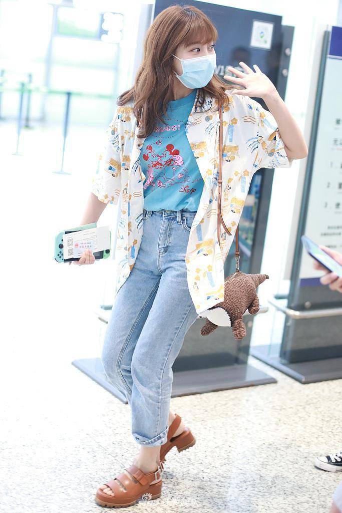 李艺彤穿卡通上衣童趣十足回头与粉丝道别很暖心