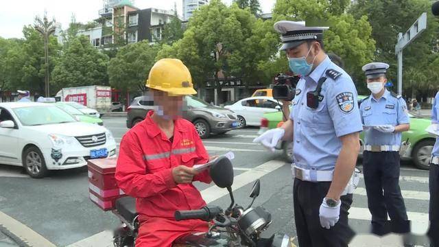 安全帶據交警介紹摩托車駕乘人員未佩戴安全頭盔記2分罰款50元在高速