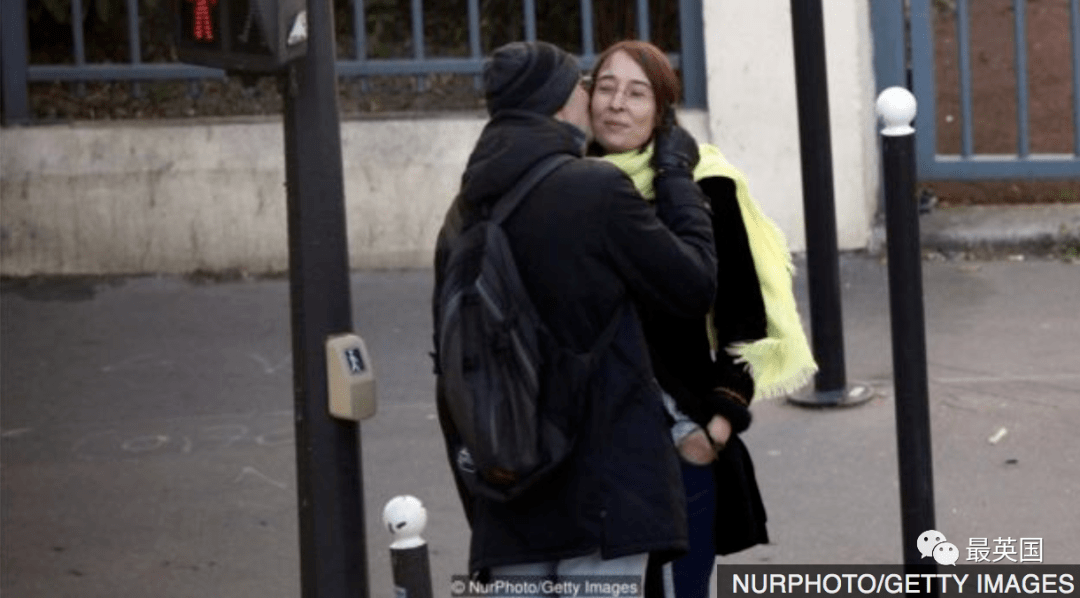 "武汉式打招呼"全球走红后,各国见面礼节都带跑偏了