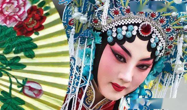 设想 ,在传统京剧艺术的表演过程中 ,生旦净丑四大行当闪亮登场 ,化妆