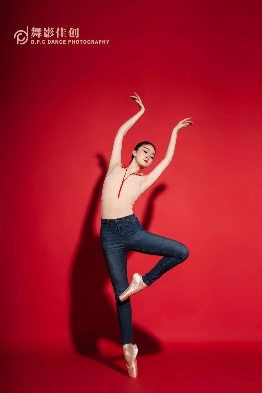 舞蹈这样拍丨简约现代风格牛仔与芭蕾的完美结合