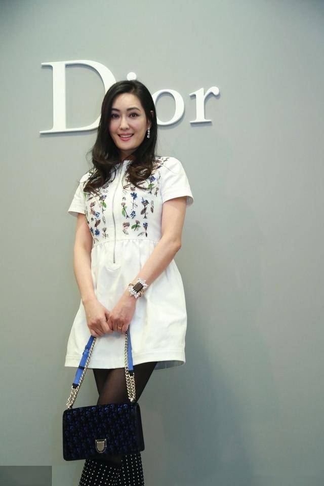 52岁孟广美 身材不输超模 网友:终于见识到真正美了