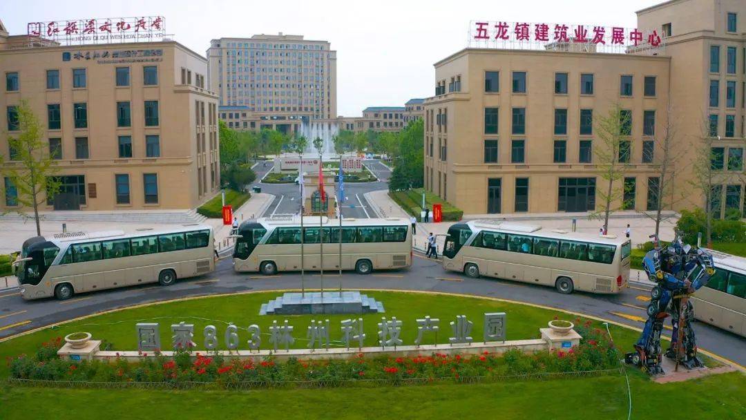 参加市政协全会的全体委员到863园区参观视察