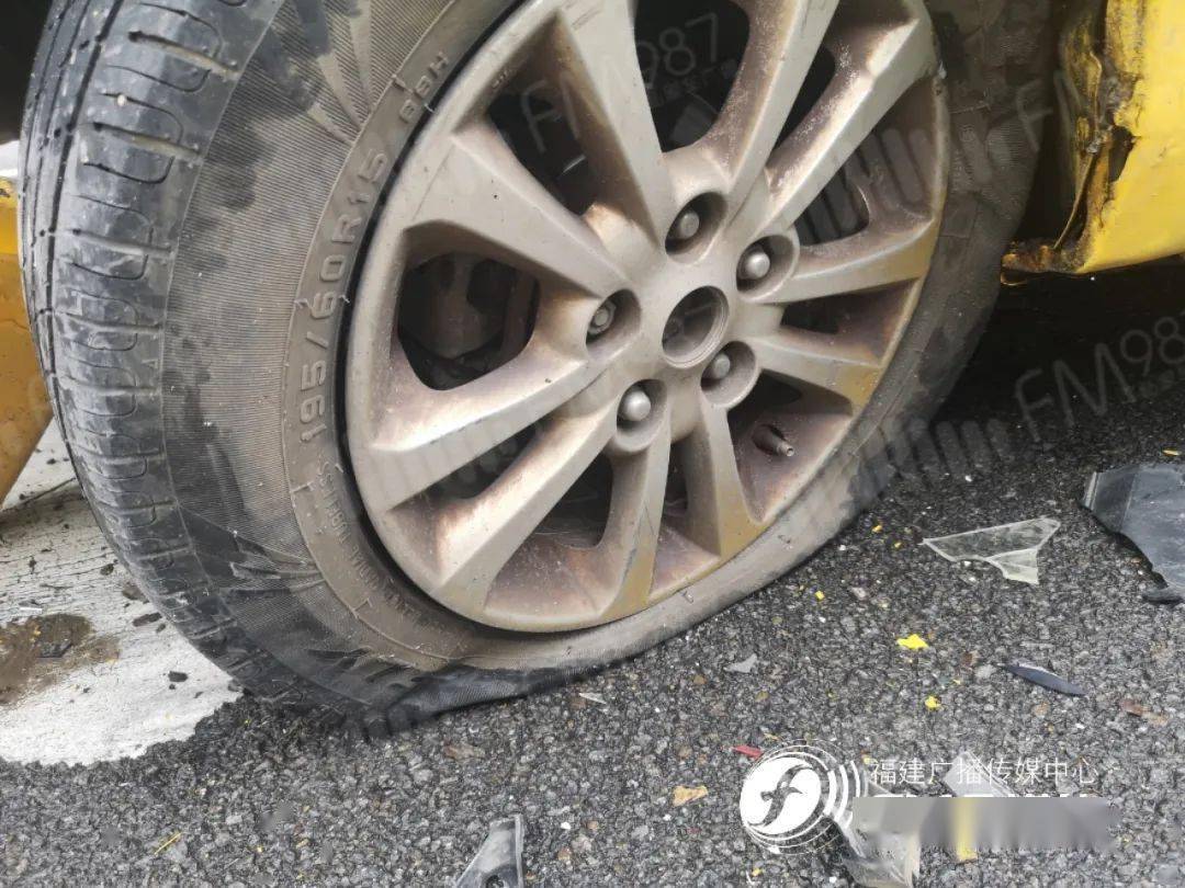 福州小车被撞烂了屁股,车胎爆了,都因为路边突然蹿出来的……_出租车