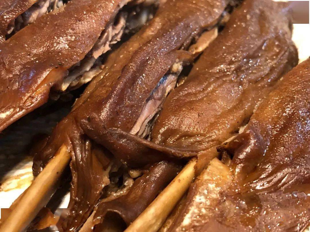 这一砣白色的肉应该是鹅脑?