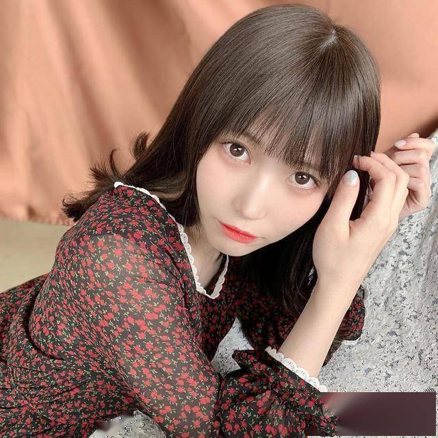 正面效果拔群侧面效果泄气日本女团妹子演示光学丰胸衣