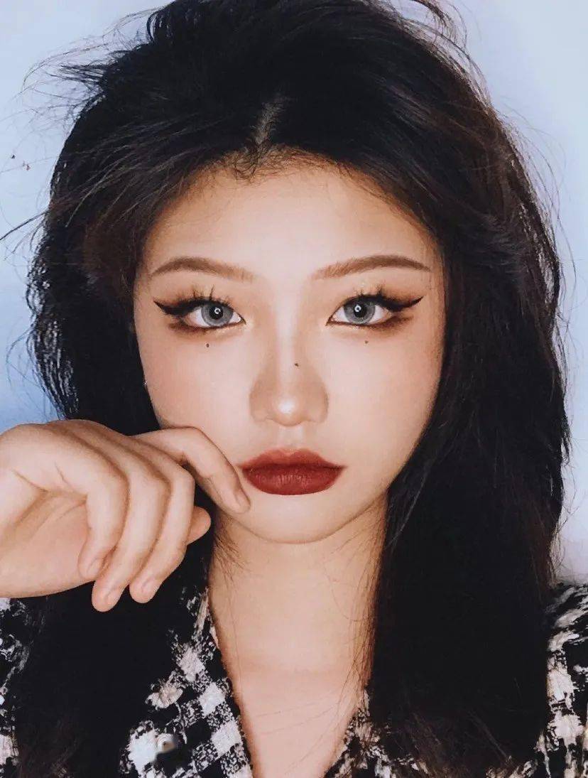 可一旦要接吻,这种大浓妆在眼前放大的效果.