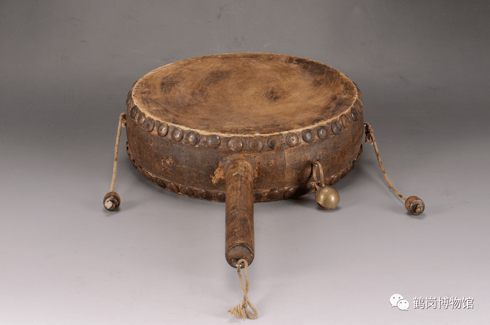 货郎儿招揽顾客用的手摇小鼓,形状跟拨浪鼓相同而比较大.