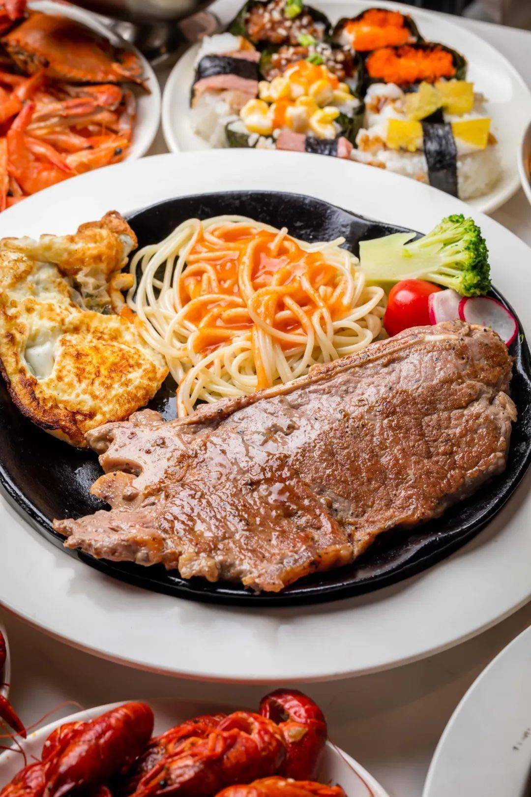 外焦里嫩的带骨纽约客,选用 谷物饲养100天的品质牛排,就冲这实在的