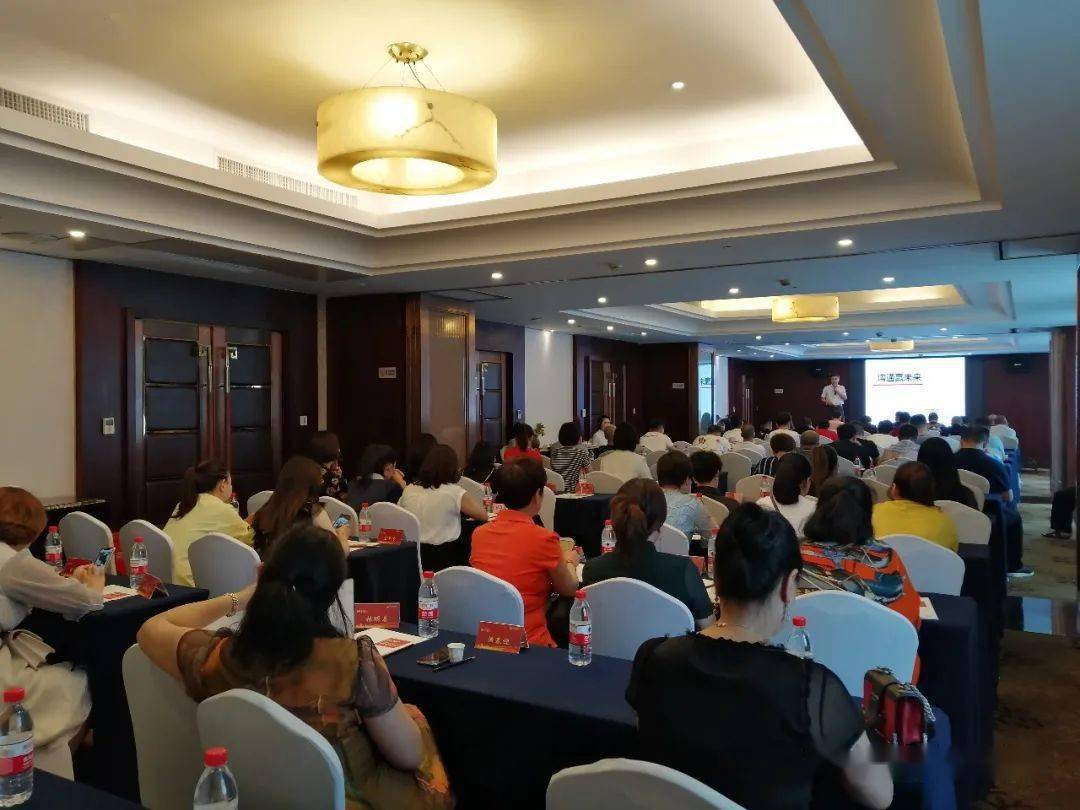此次会议商会特邀聘请浙商杂志《浙商财富快车》特约讲师,浙江省工商