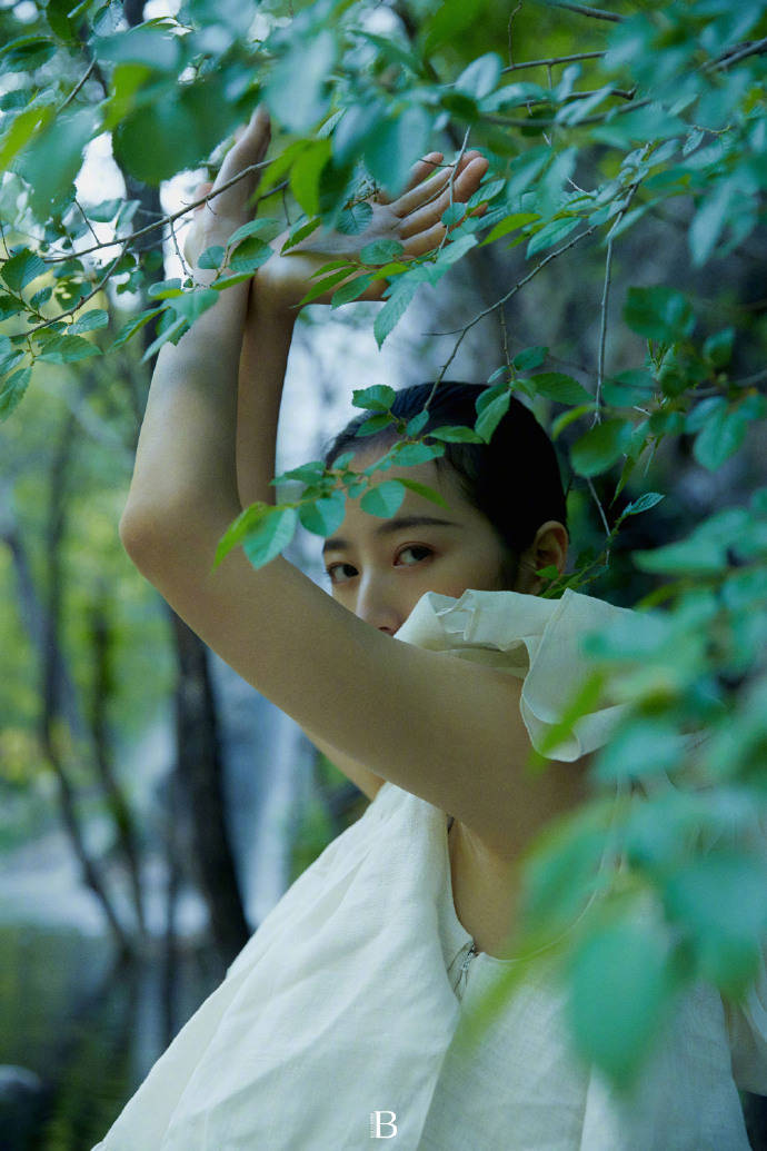 周雨彤登上封面变身温婉仙女