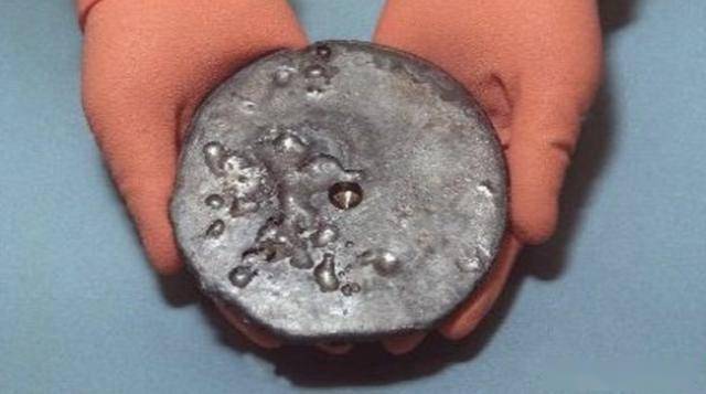 原子弹主要元素是铀直接用手去摸手会因为辐射被废掉吗