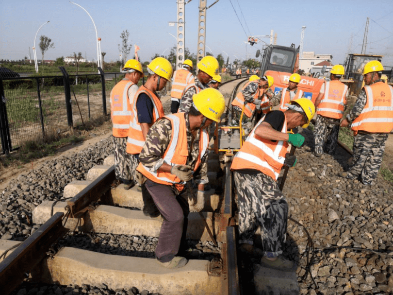 捷報丨公司神華鐵路裝備公司機車試驗線260米線路拔接順利完成