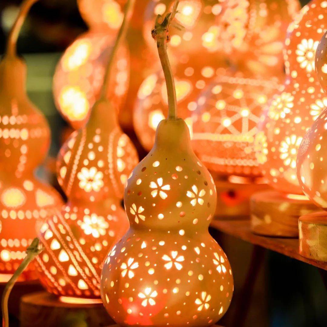 葫芦灯在晚上特别的漂亮,非常受小朋友和外国友人的欢迎.