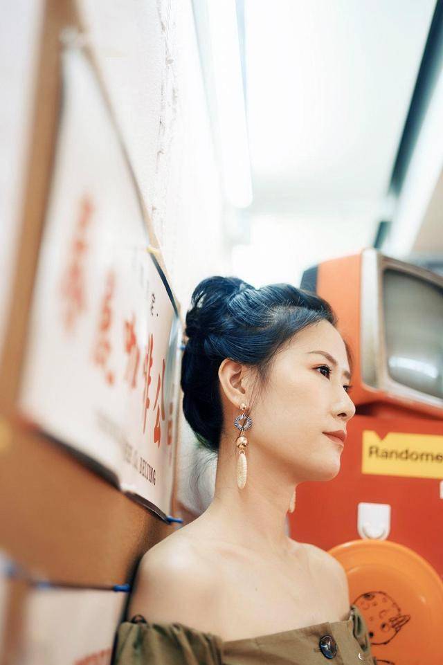 身高195cm的许诺堪称合影杀手,无论是跟别人站着合照还是坐着合照,一