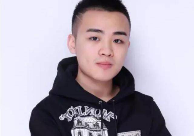 牧童露脸引粉丝轰动,非主流时期照片被爆,粉丝们惊呆了