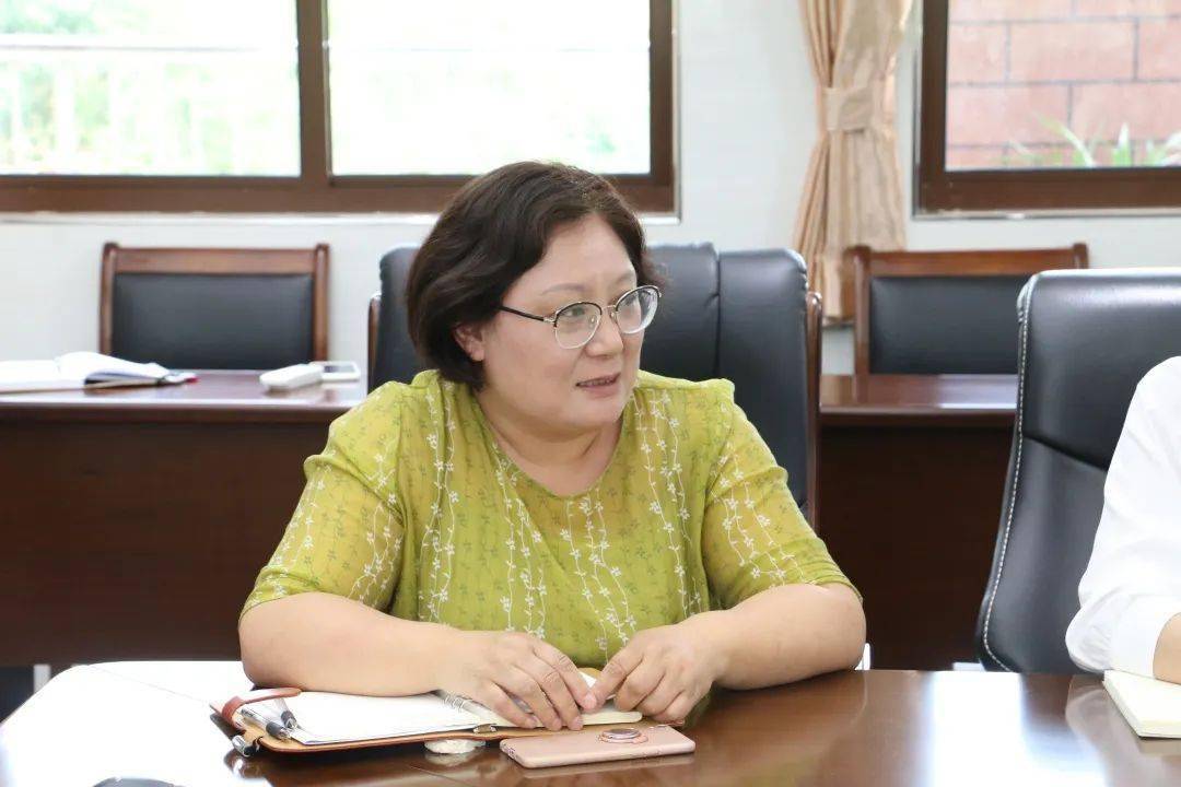 点燃激情 提高效率——九龙小学召开班主任工作室会议_李梅