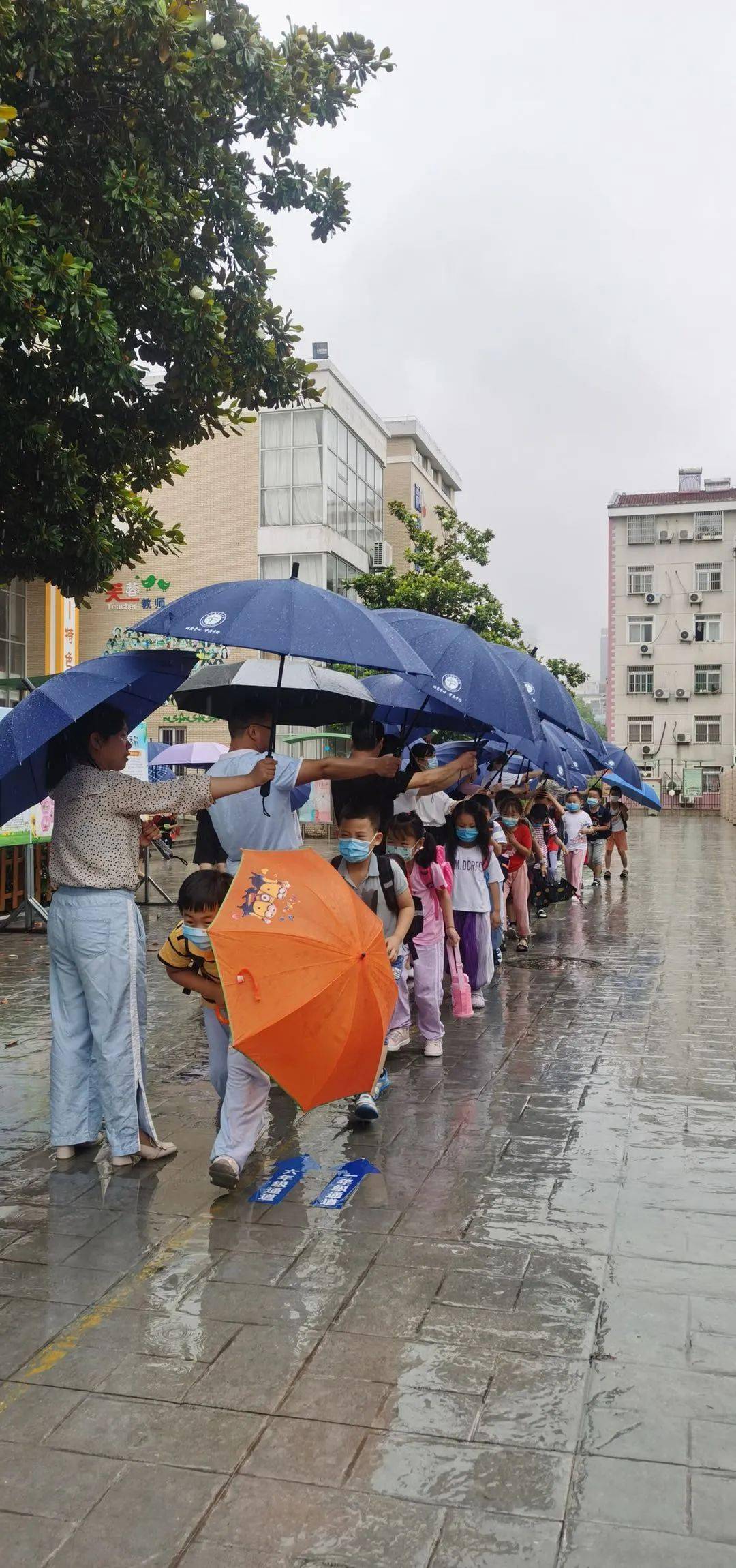 处施工路段 积水已经很深 提醒车辆绕道行驶  6月10日合肥下起了暴雨