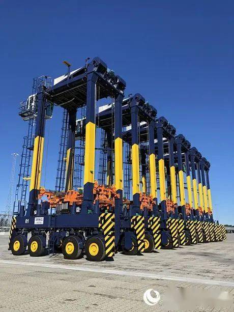 振华重工生产的跨运车模板.返回搜狐,查看更多