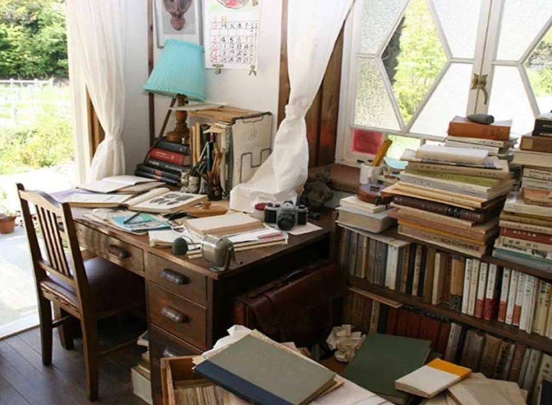 父亲的书房,密密麻麻的书本和论文稿纸
