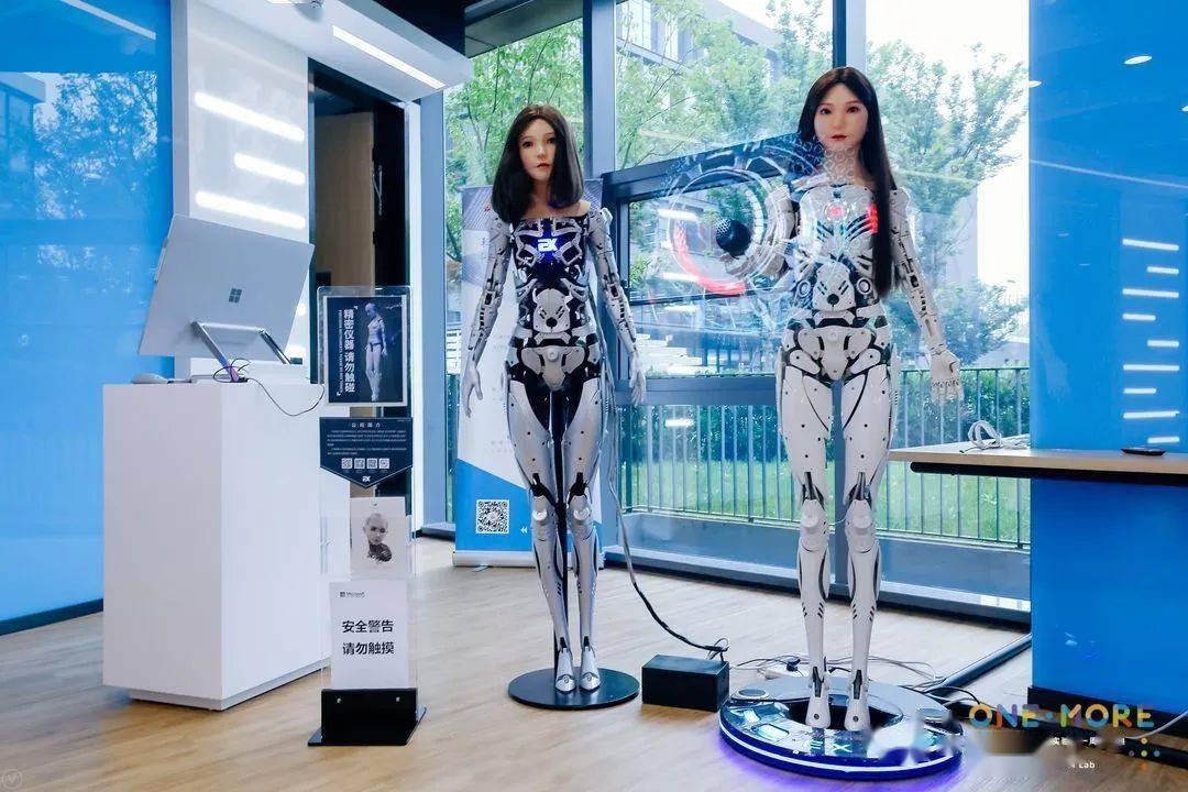 这是国内首家仿生人形机器人公司exrobot和微软实验室合作的产物.