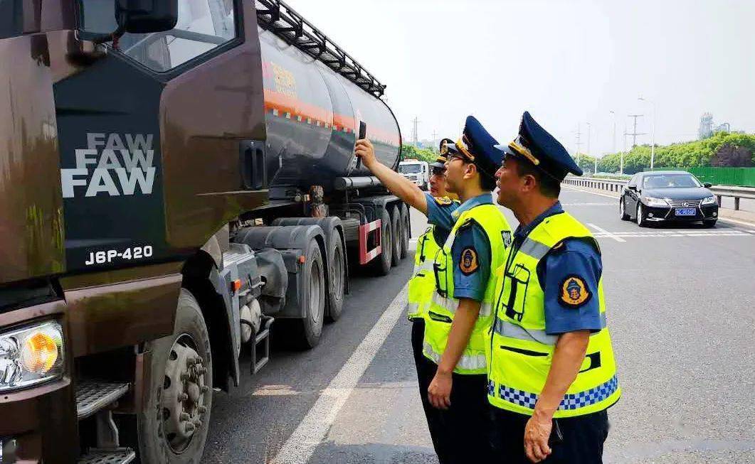 《道路運輸證》,危險貨物運單,駕駛員和押運員的從業資格證,實際運輸