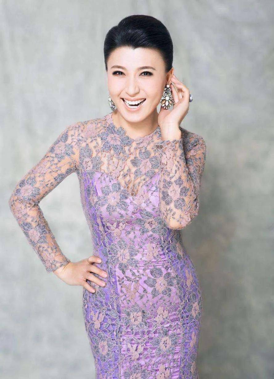 当了姥姥还拼二胎年近50的闫学晶痛并快乐着