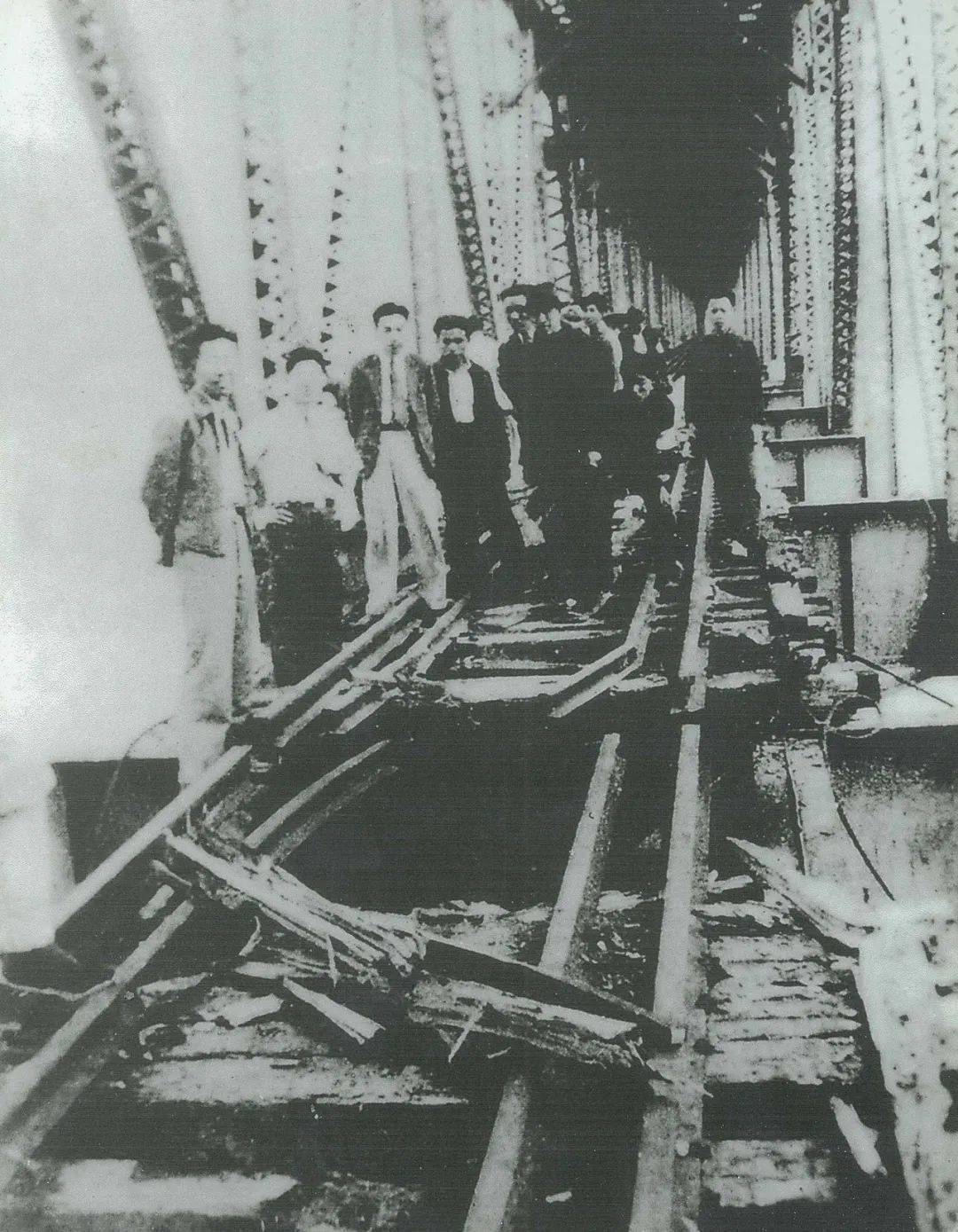 跨江大桥爆炸案图片