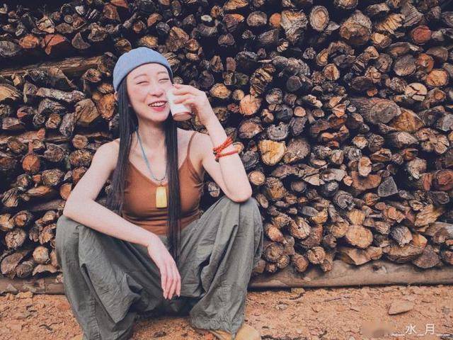 21岁小彩旗发福胖到没下巴!曾经的春晚女神如今放飞自我了?