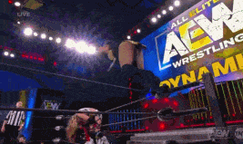 不愧是人形坦克,双人的边绳飞膝送上!