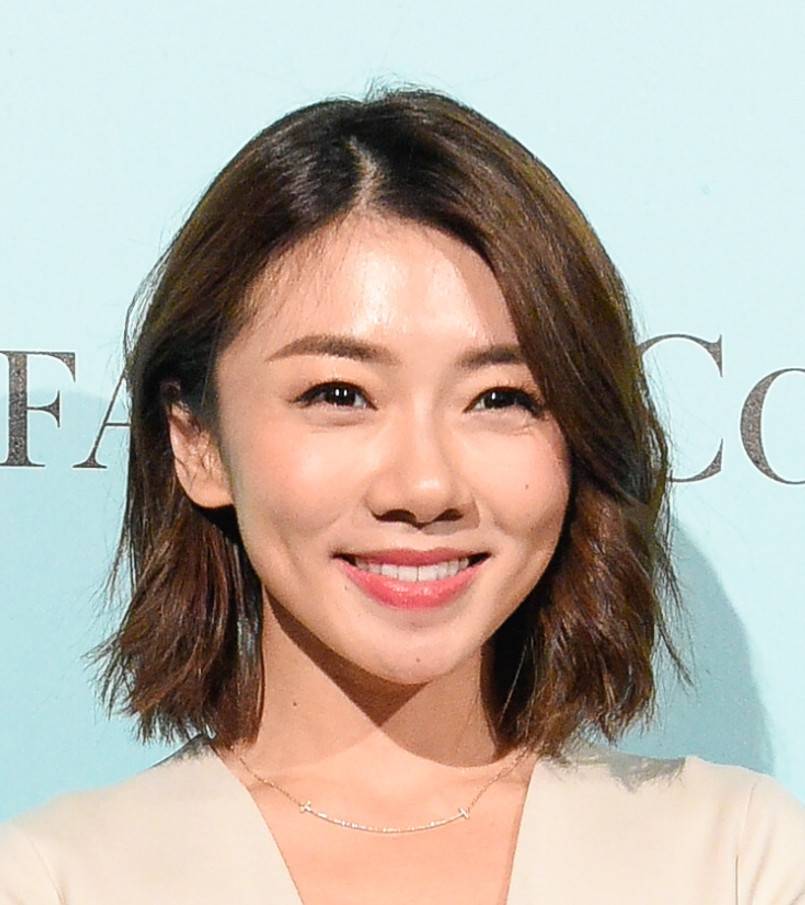 她还是有名的时尚博主,精致帅气短发,简直太有范儿了.