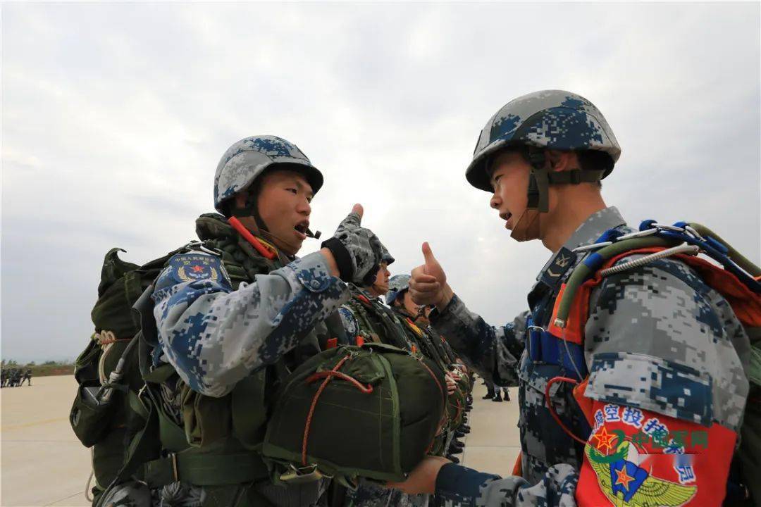 当伞兵"走"下飞机.兵哥哥表示从天而降才该是我的出场方式!