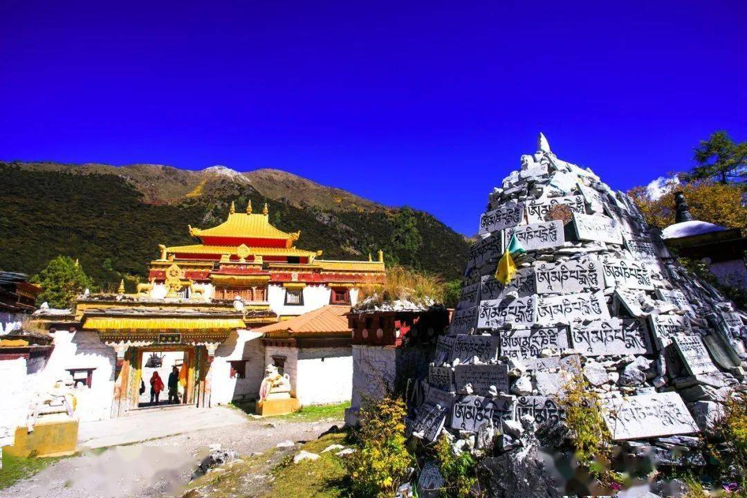 想要接近三座守护这方土地的神山,你得沿着上山的道路,不断向上攀登