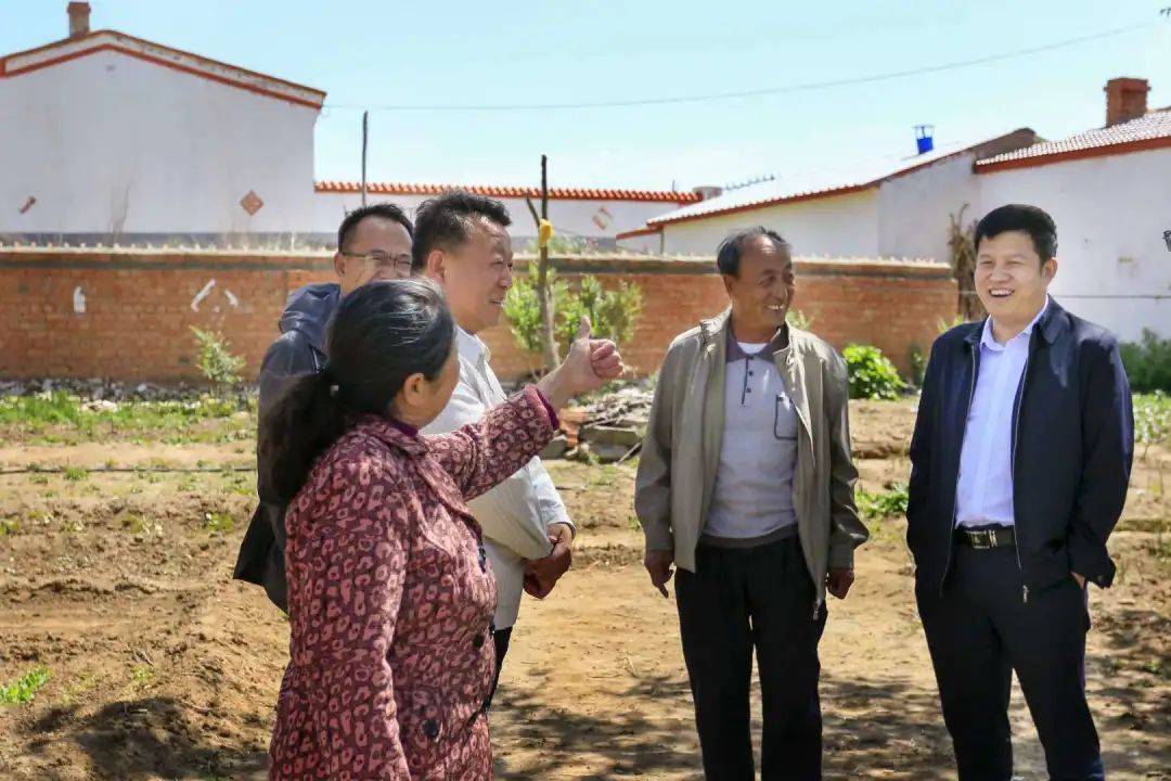 对帮扶工作有什么意见和建议等,赵海涛鼓励结对帮扶的两户贫困户,充分
