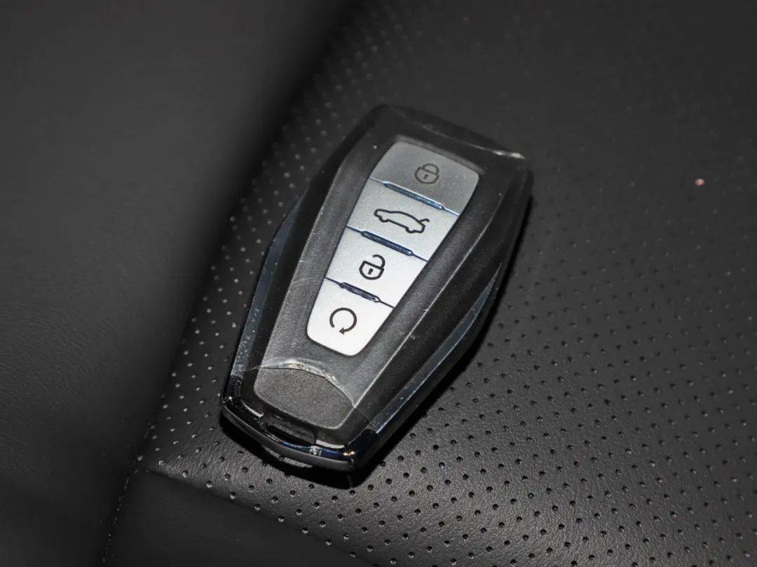 实拍车型:吉利豪越 2020款 1.8t 7座