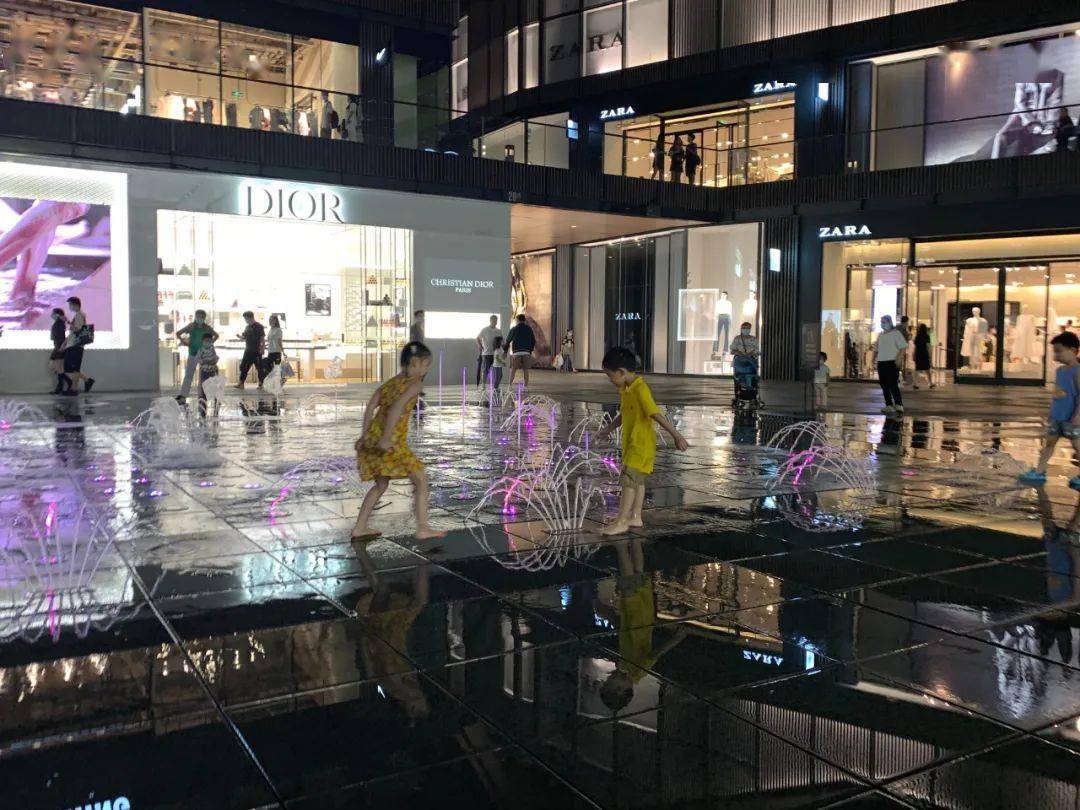 太古里的音乐喷泉有多少成年人想进去插一脚