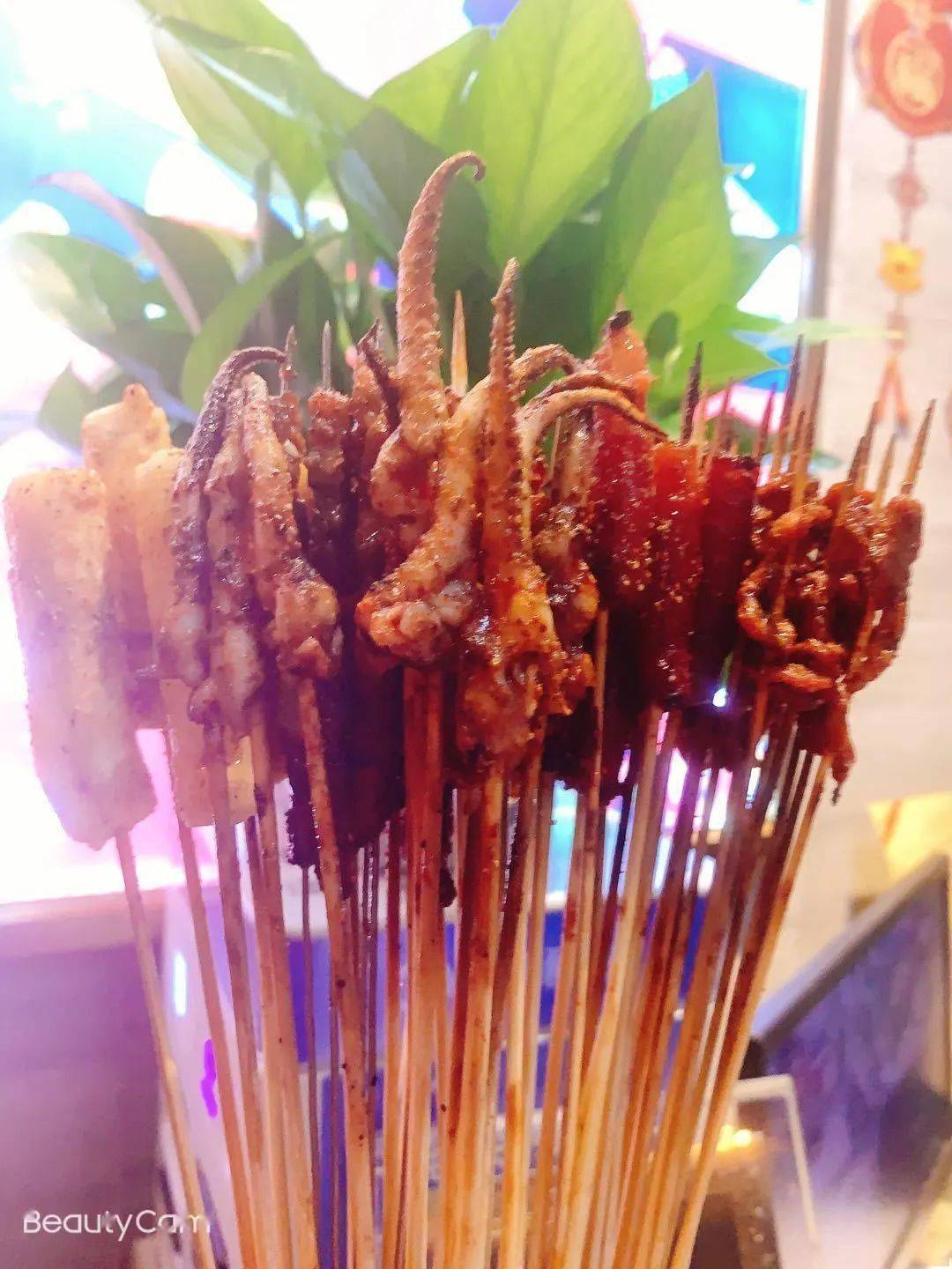 墨青的夜色,清凉的啤酒以及从街边一眼望这个喧嚣的城市即使是面对着