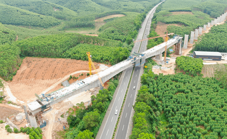 南崇城际铁路全线最大跨度连续梁合龙